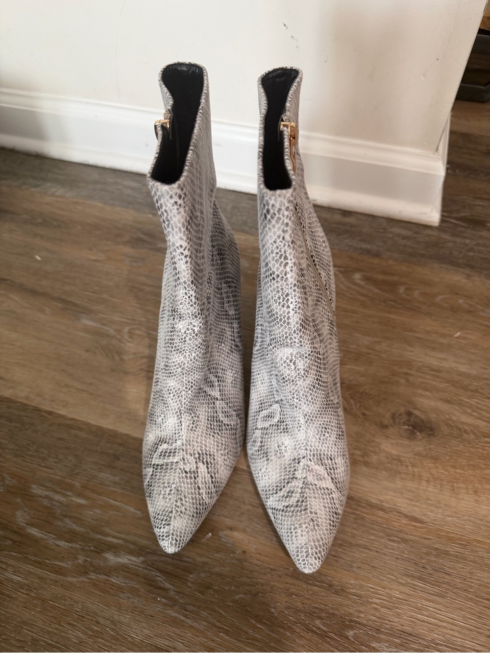 Snake-Print Pointed Toe Ankle Boots - White/Gray Size 11